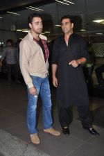 Akshay Kumar and Imran Khan return from Dubai in Mumbai Airport on 12th Aug 2013 (13).JPG